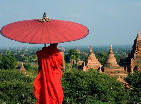 佛教僧侶俯瞰寺廟的美麗景象 佛教僧侶注視緬甸古式寺廟